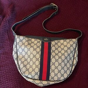Gucci vintage shoulder bag.